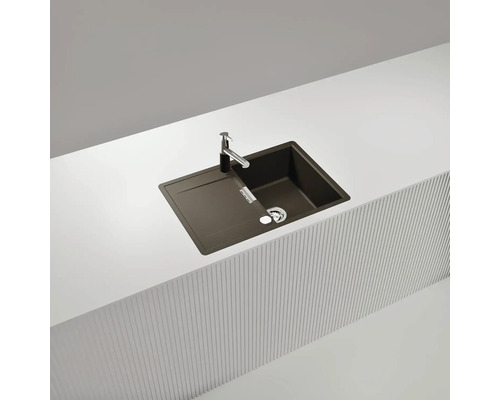 Dunkle Küchenspüle mit Abtropffläche und Armatur auf einer Küchentheke