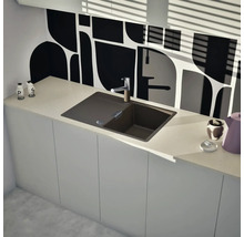 Küchenszene mit Spüle, Wasserhahn und dekorativer Rückwand