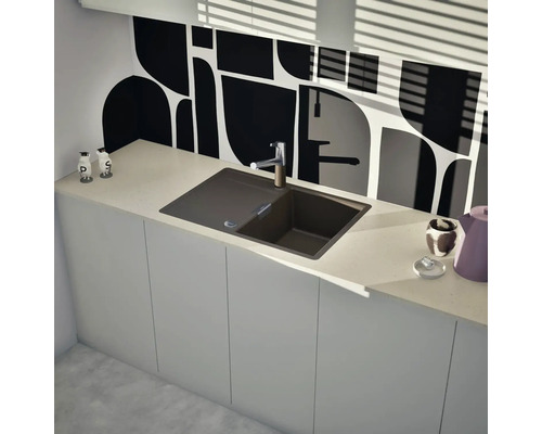 Küchenszene mit Spüle, Wasserhahn und dekorativer Rückwand