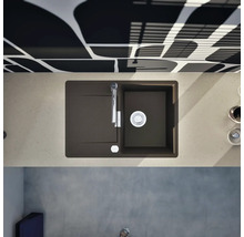 Draufsicht auf eine Spüle mit Abtropffläche und Armatur in einer Küche