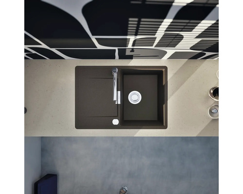 Draufsicht auf eine Spüle mit Abtropffläche und Armatur in einer Küche