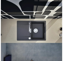 Aufnahme von oben einer Küchenspüle mit Abtropffläche und Armatur