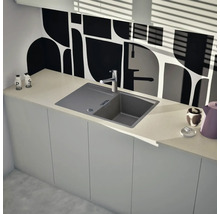 Küchenszene mit Spüle, Armatur und Arbeitsplatte