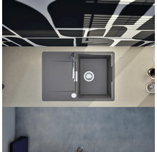 Draufsicht auf eine Küchenspüle mit Abtropffläche und Spültischarmatur