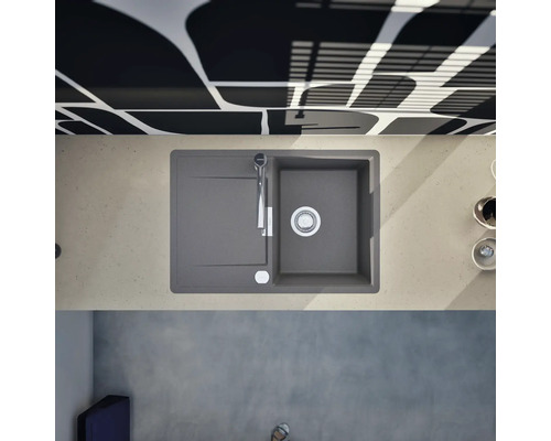 Draufsicht auf eine Küchenspüle mit Abtropffläche und Spültischarmatur