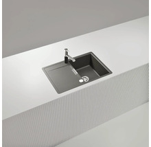 Spüle mit Abtropffläche und Armatur auf einer Küchentheke