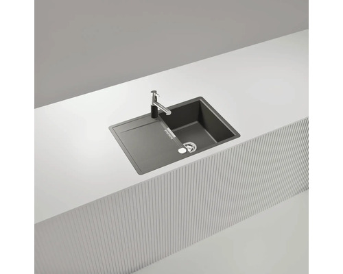 Spüle mit Abtropffläche und Armatur auf einer Küchentheke