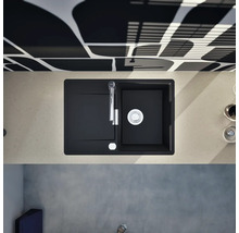 Aufsicht auf ein Küchenspülbecken mit Abtropffläche und Armatur