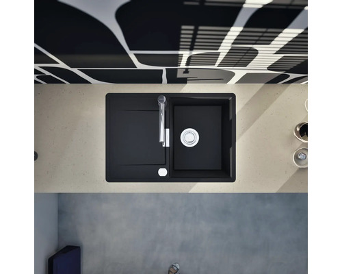 Aufsicht auf ein Küchenspülbecken mit Abtropffläche und Armatur