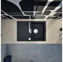 Aufnahme von oben einer Spüle mit Abtropffläche und Spültischarmatur in einer Küchenzeile