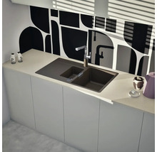 Spüle mit Abtropffläche und Küchenarmatur in einer modernen Küche