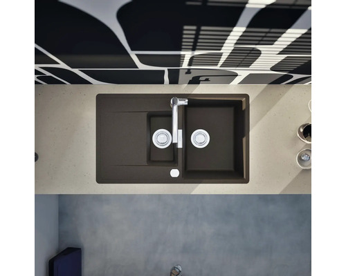 Spüle mit Abtropffläche und Armatur