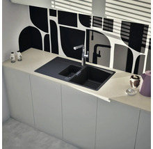 Küchenspüle mit Abtropffläche und Einhebelmischer in einer modernen Küche