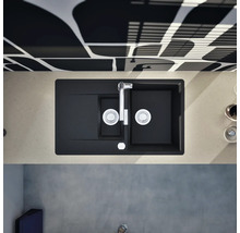 Draufsicht auf eine Spüle mit Abtropffläche und Armatur