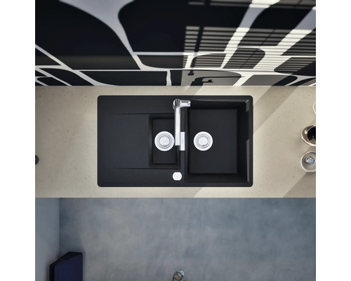 Draufsicht auf eine Spüle mit Abtropffläche und Armatur