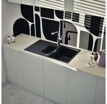 Schwarze Spüle mit Abtropffläche und Einhebelmischer in einer modernen Küche