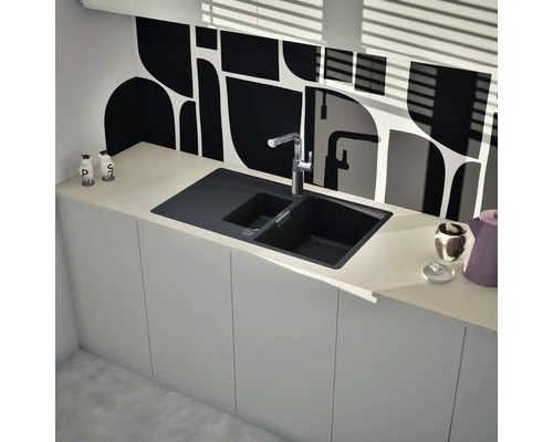 Schwarze Spüle mit Abtropffläche und Einhebelmischer in einer modernen Küche