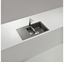 Spüle mit zwei Becken und Abtropffläche auf einer Küchentheke