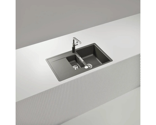 Spüle mit zwei Becken und Abtropffläche auf einer Küchentheke