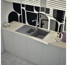 Küchenszene mit Spüle, Wasserhahn und Küchenutensilien auf einer Arbeitsplatte