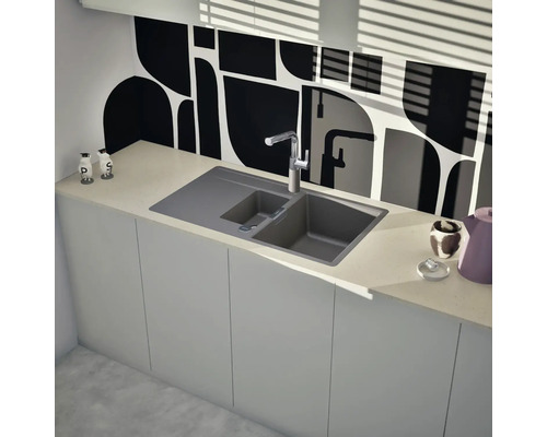 Küchenszene mit Spüle, Wasserhahn und Küchenutensilien auf einer Arbeitsplatte