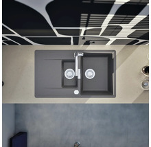 Spüle mit Abtropffläche und Wasserhahn von oben