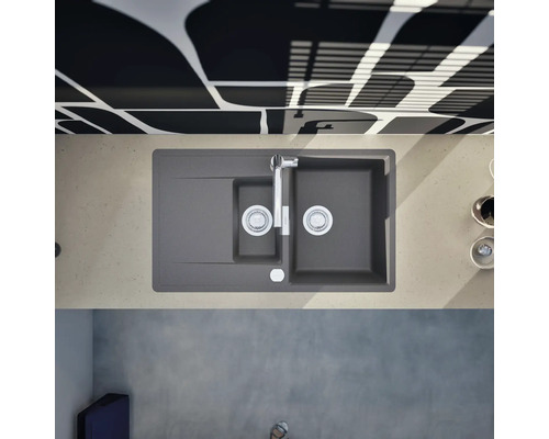 Spüle mit Abtropffläche und Wasserhahn von oben