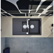 Draufsicht auf eine schwarze Küchenspüle mit Abtropffläche und Wasserhahn