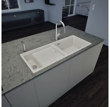 Spüle mit Abtropffläche, Armatur und Spülmittelspender in einer modernen Küche