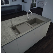 Kücheninsel mit Spüle, Armatur und Spülmittelspender.