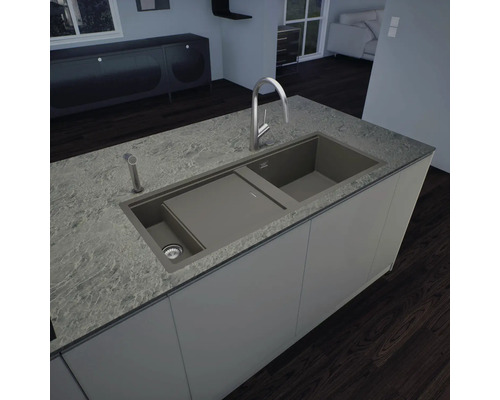 Kücheninsel mit Spüle, Armatur und Spülmittelspender.