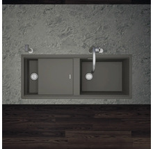 Küchenspüle mit Abtropffläche und Wasserhahn von oben