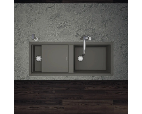 Küchenspüle mit Abtropffläche und Wasserhahn von oben