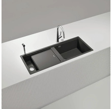 Spüle aus Verbundmaterial mit Armatur und Zubehör auf einer Küchentheke