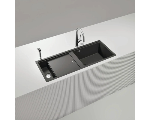 Spüle aus Verbundmaterial mit Armatur und Zubehör auf einer Küchentheke