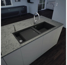 Küchenspüle mit Abtropffläche und Wasserhahn auf einer Kücheninsel