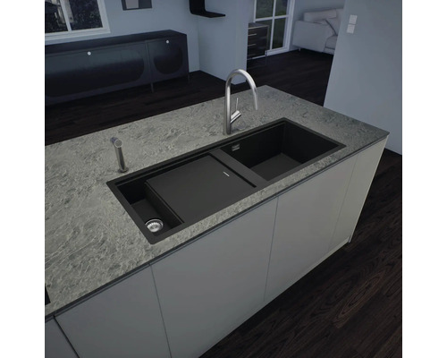 Küchenspüle mit Abtropffläche und Wasserhahn auf einer Kücheninsel