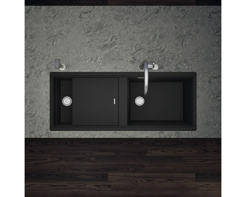 Küchenspüle mit Abdeckung, Armatur und Ablaufgarnitur von oben