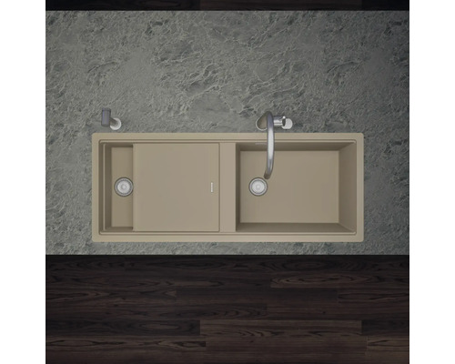 Draufsicht auf eine Küchenspüle mit Abtropffläche und Armatur