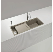 Spüle mit Abtropffläche und Armatur auf einer Kücheninsel