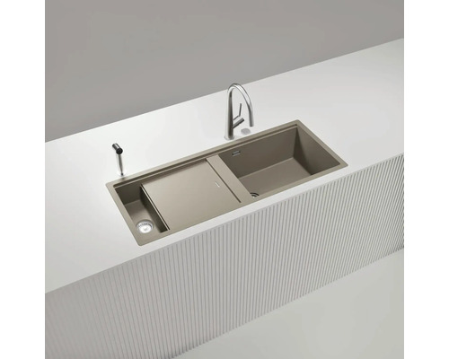 Spüle mit Abtropffläche und Armatur auf einer Kücheninsel