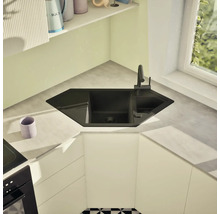 Eckspüle mit Armatur in einer hellen Küche