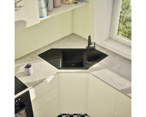 Eckspüle mit Armatur in einer hellen Küche