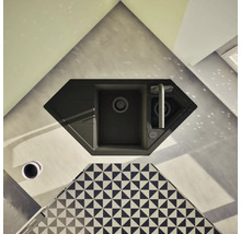 Eckspüle mit Armatur und Spülbecken im Küchendesign