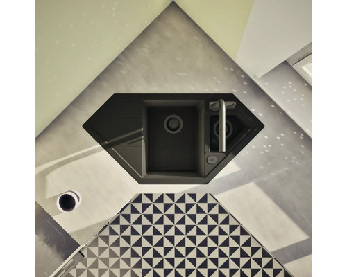 Eckspüle mit Armatur und Spülbecken im Küchendesign