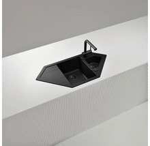 Schwarze Eckspüle mit Armatur auf einer Arbeitsplatte