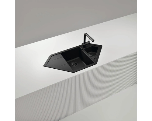 Schwarze Eckspüle mit Armatur auf einer Arbeitsplatte