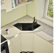 Küchenszene mit schwarzem Eckspülbecken und Armatur in einer hellen Küche.