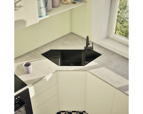 Küchenszene mit schwarzem Eckspülbecken und Armatur in einer hellen Küche.