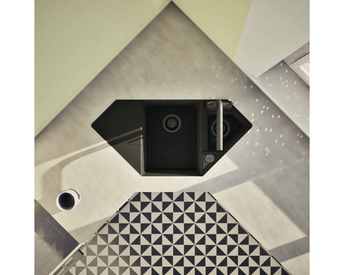 Ansicht von oben auf eine Küchenspüle mit Abtropffläche und Spültischarmatur